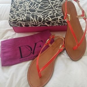 NEW Diane Von Furstenberg Coral Leather Gold Trim Sandals Women's Size 8